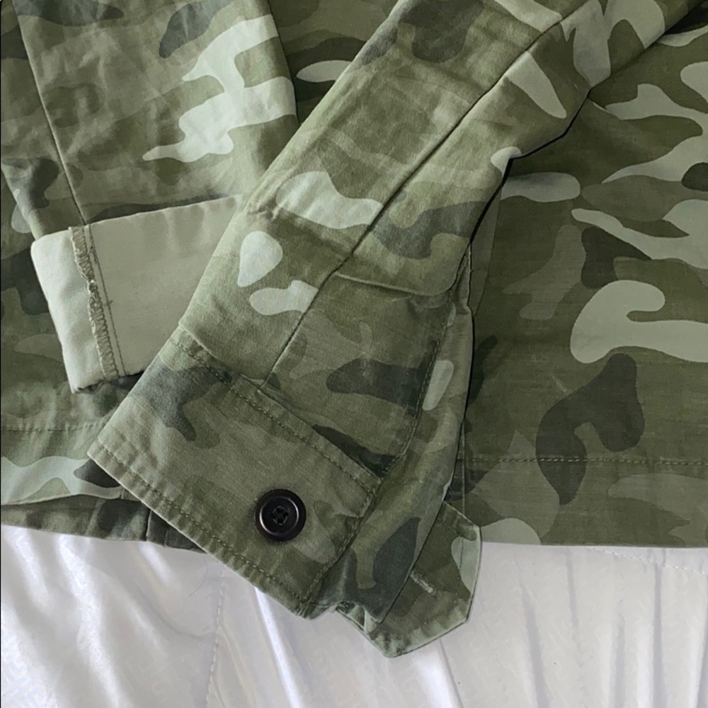 Camo jacket in great condition! Size small - Picture 4 of 7